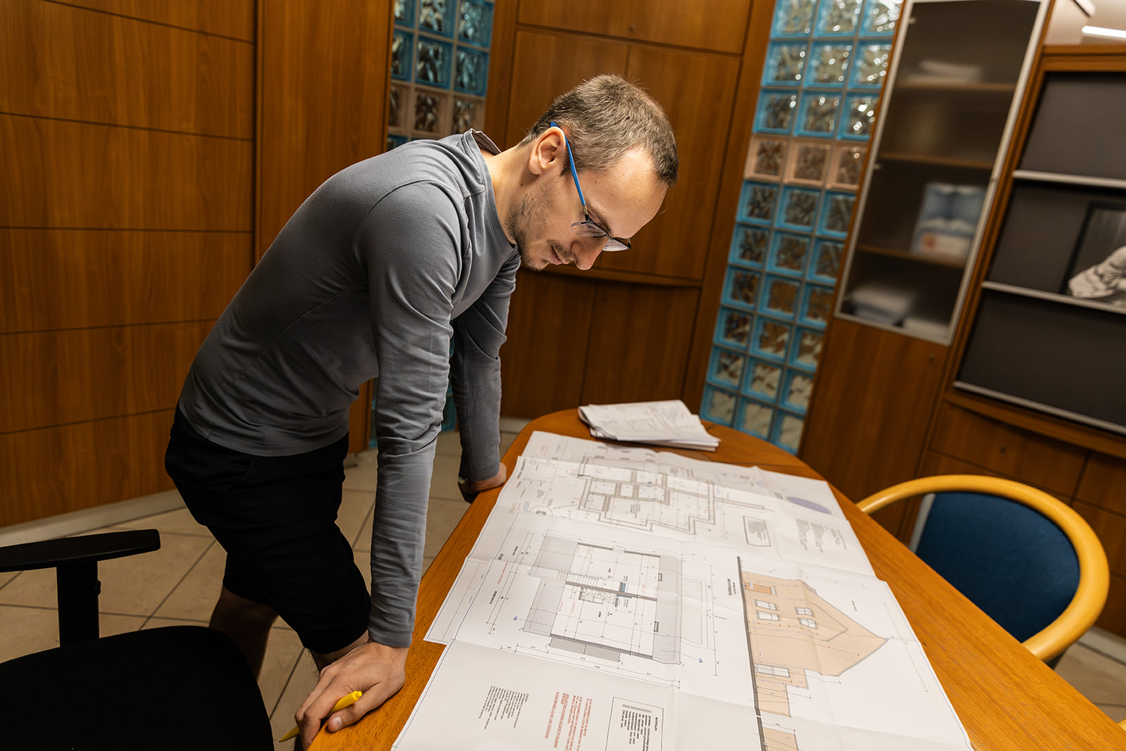 Paesen planspecialist bekijkt bouwplannen